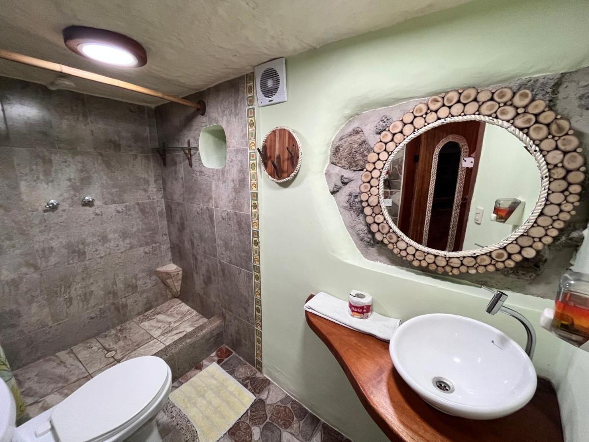Lonesome George Ecolodge 푸에르토아요라 외부 사진