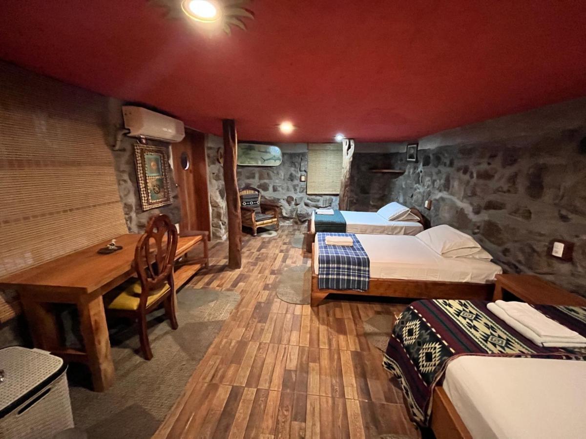Lonesome George Ecolodge 푸에르토아요라 외부 사진
