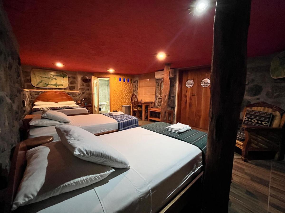 Lonesome George Ecolodge 푸에르토아요라 외부 사진